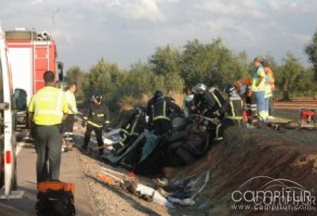 Un accidente de tráfico provoca un muerto y dos heridos, uno de ellos grave 
