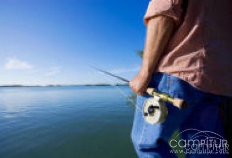 Una televisión británica rueda en Extremadura un reportaje sobre pesca 
